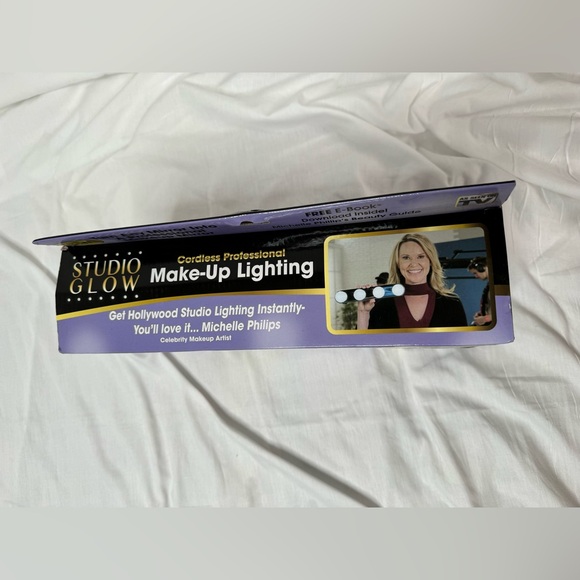 Studio Glow Make-Up Lighting - Picture 3 of 7